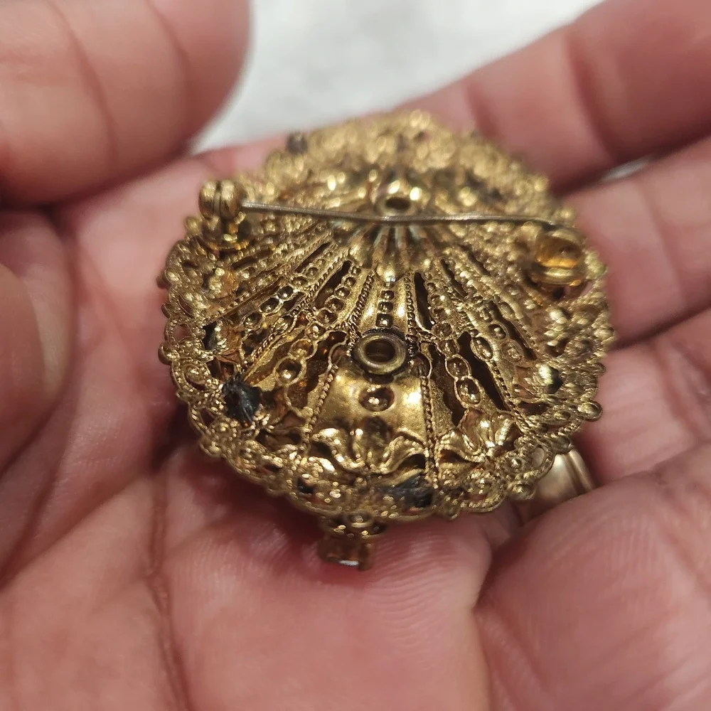 Vintage Fragonard Courting Couple Cameo Brooch Gold Tone AB Rhinestone Filigree‎